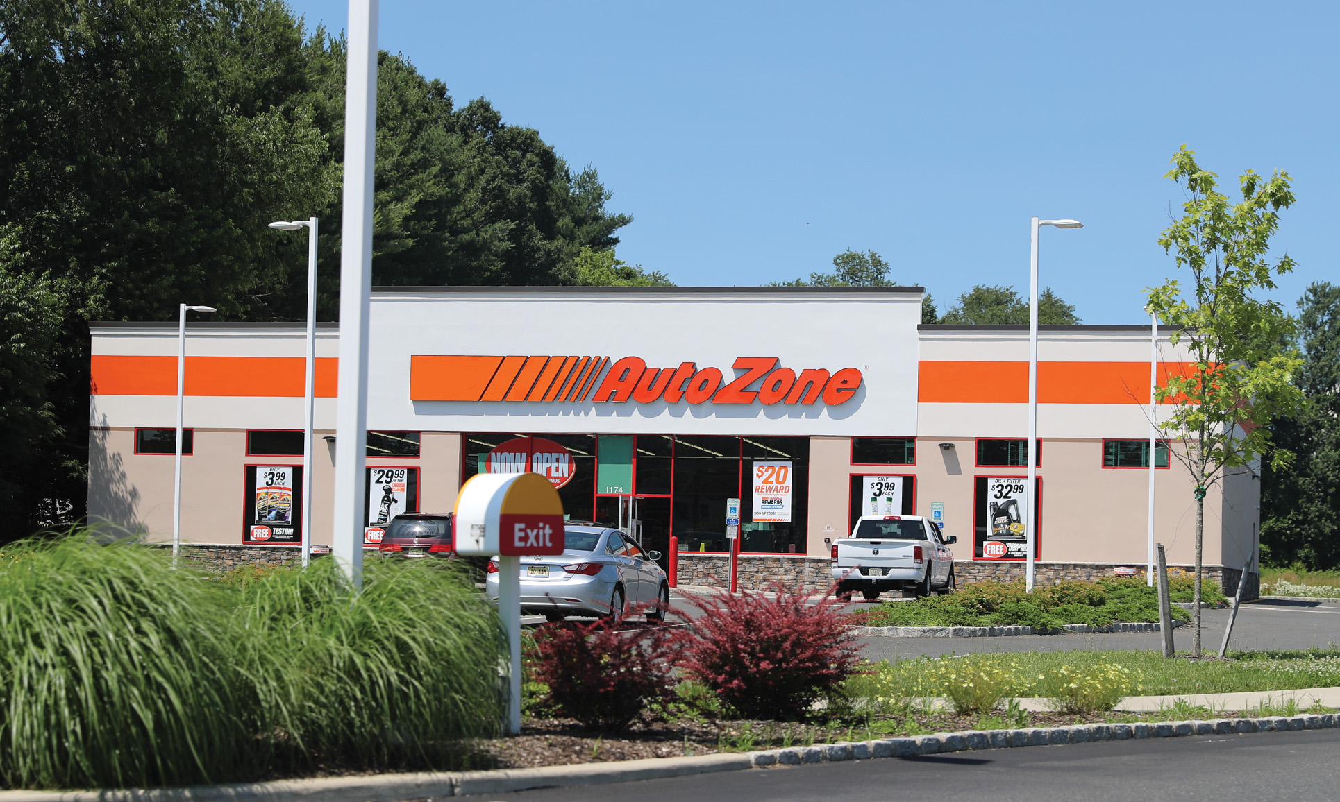 AutoZone_facade_1930x1156